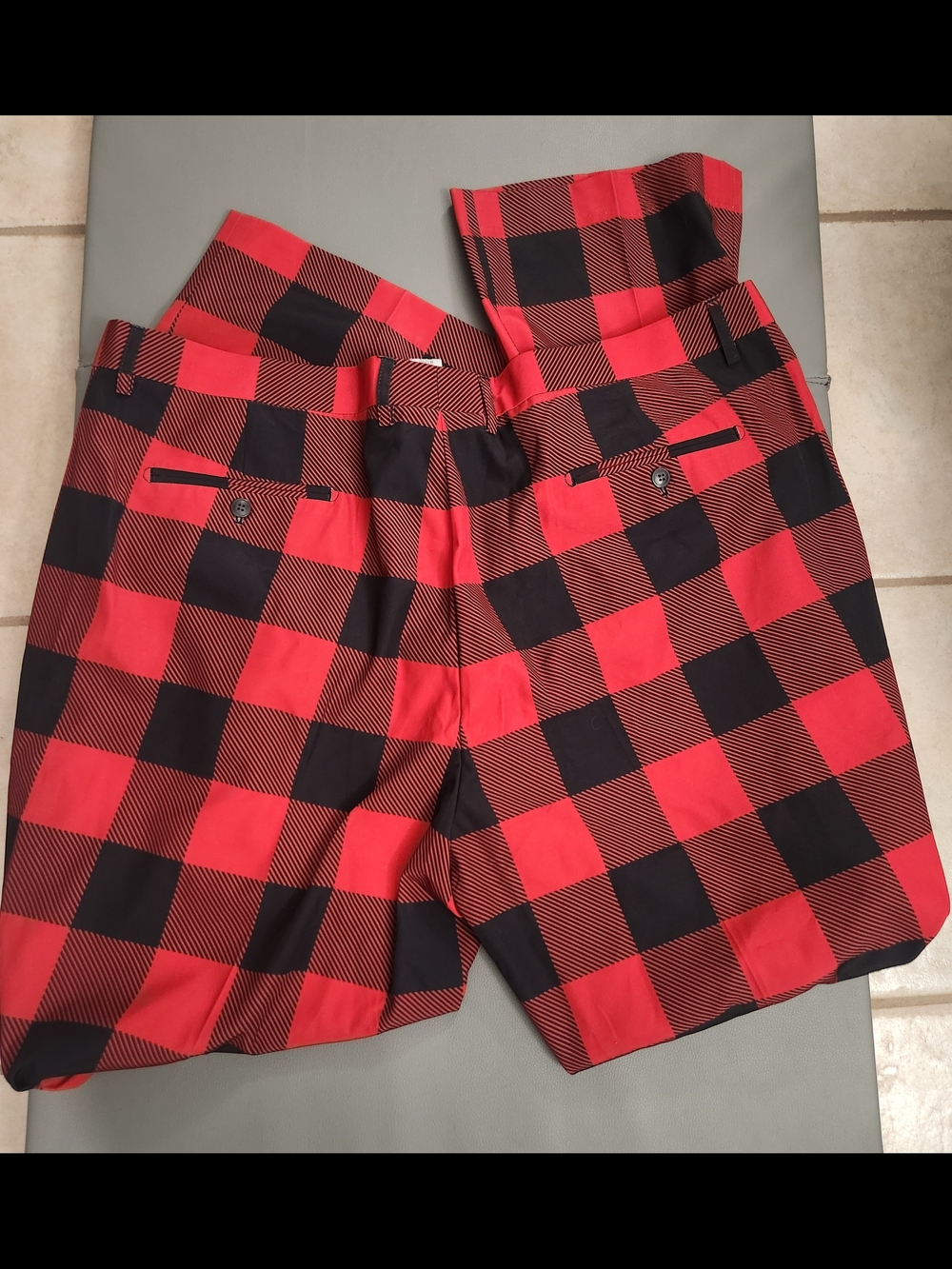 Shinesty Golf Men's Buffalo Plaid Chinos in Red & Black 44x36 - Picture 3 of 3
